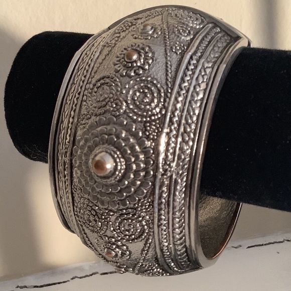 Vintage Large Silver Textured Bangle Brace… - Picture 5 of 8